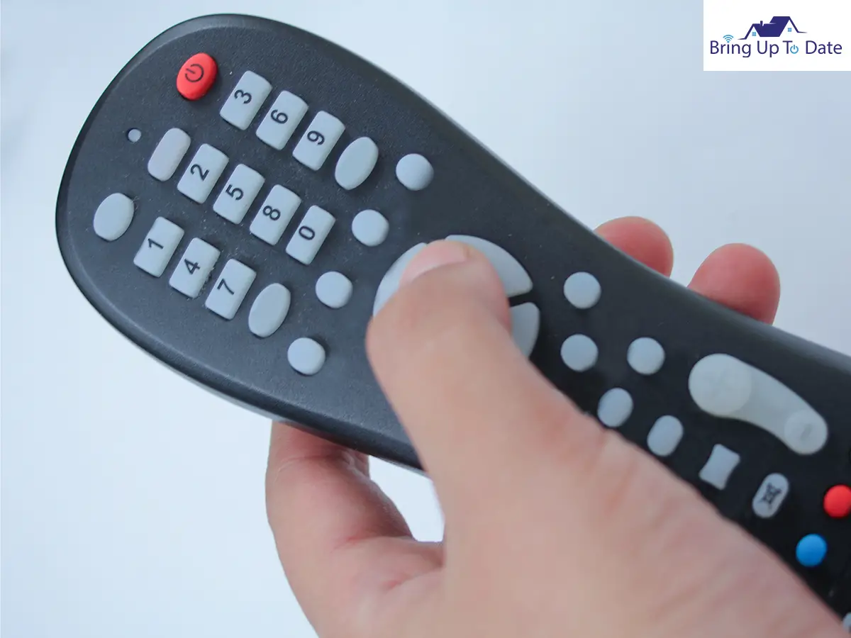 How to Program the Universal Remote Control to Work with the Magnavox DVD Player?