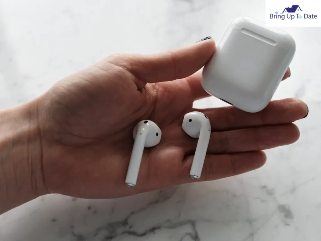Why Do AirPods Pause On Removing One Ear ? 